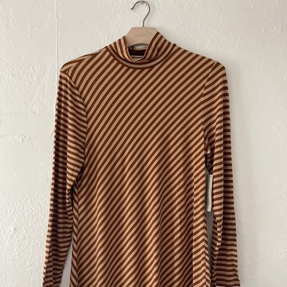 Chico's Mock- Neck Asymmetrical Hem Top Size M - Picture 5 of 8